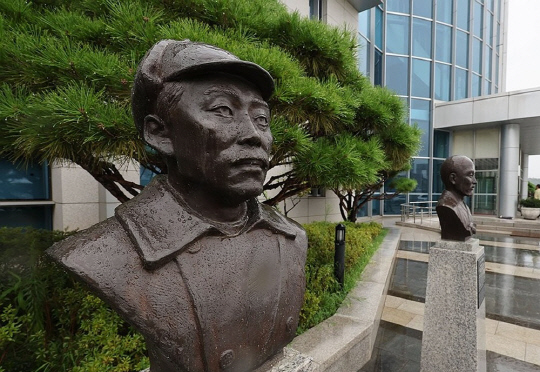 이전 검토 중인 국방부 앞 홍범도 흉상.<연합뉴스>